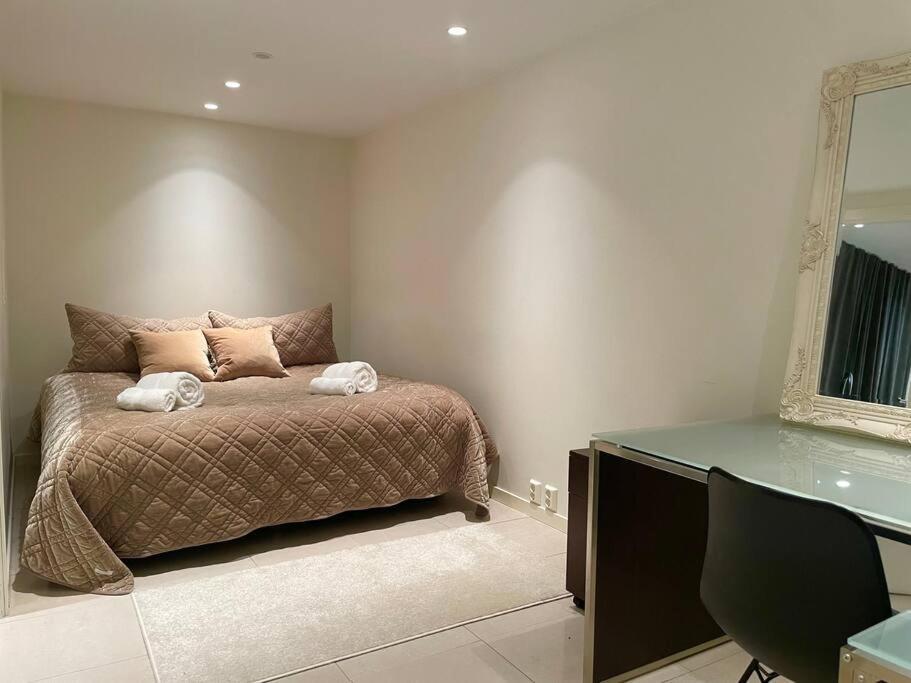 Modern In Quiet Neighborhood Apartment *